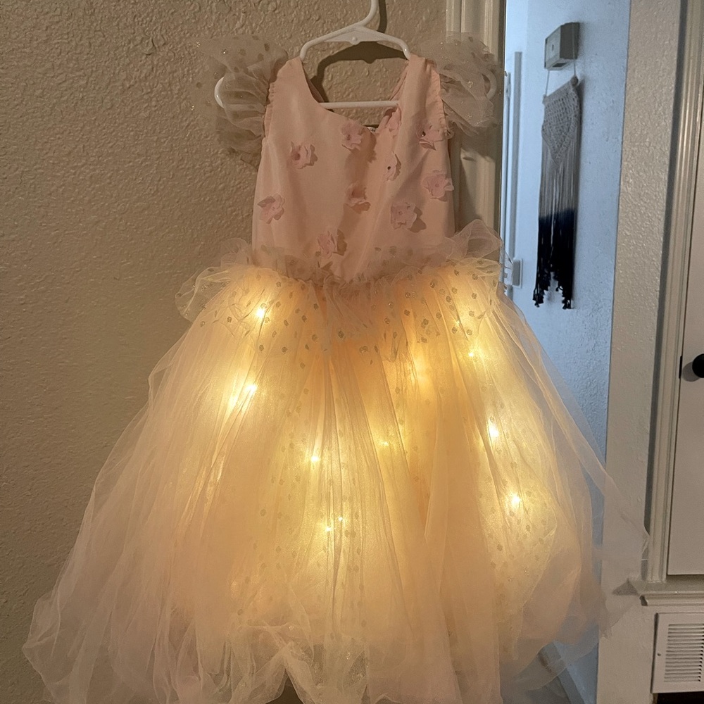 Light up princess fairy style dress. Size 4-6. Light pink.